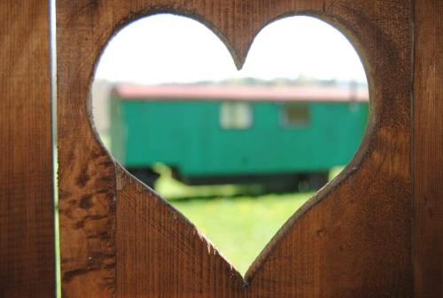 una cerca de madera con un corte en forma de corazón en Šťastná Maringotka, 