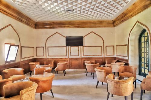 Pokój z krzesłami i telewizorem z płaskim ekranem w obiekcie Hotel Parador w mieście Al-Ujun