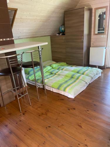 Postel nebo postele na pokoji v ubytování Rustic private Cabin in woods w/ Sauna & Pool
