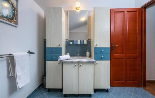 Vannas istaba naktsmītnē 3 Bedroom Stunning Home In Krnica