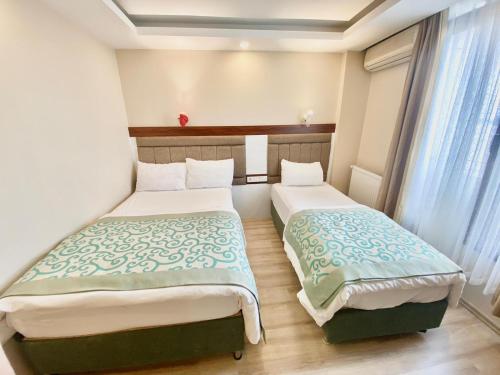 1 dormitorio con 2 camas en una habitación en LARA HOTEL, en Estambul