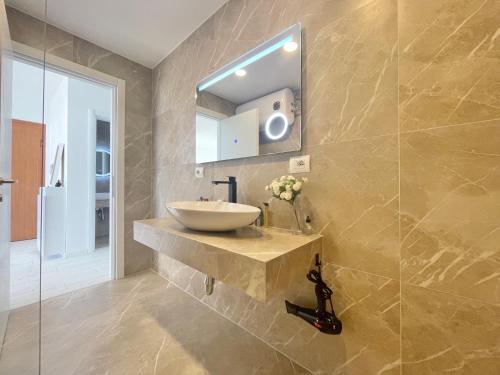 uma casa de banho com um lavatório e um espelho em Durres Currila SUNSET Beach Beaty em Durrës