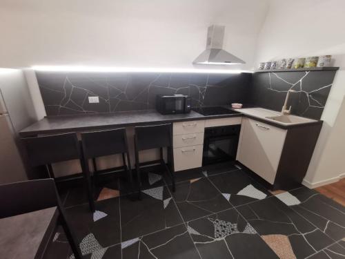 Η κουζίνα ή μικρή κουζίνα στο Ai Telamoni Apartments