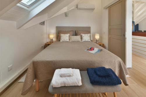 1 dormitorio con 1 cama grande y 2 toallas en un banco en Villa Yvantino, en Saint Barthelemy