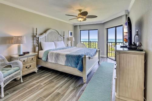 1 dormitorio con cama y vistas al océano en Land's End 9-304 Beach Front - Premier, en St Pete Beach