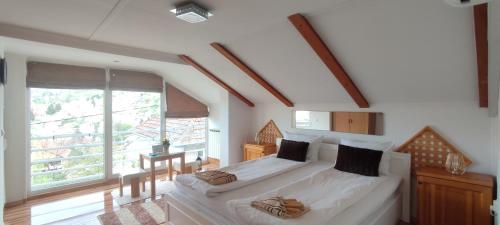 sypialnia z 2 łóżkami i dużym oknem w obiekcie Holiday Home Old Town w Sarajewie