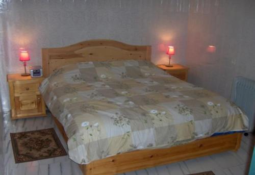 Villa Romancia Ourika Vallee في مراكش: غرفة نوم بسرير كبير مع وجود مصباحين على الطاولات