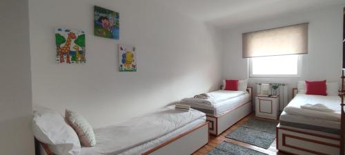 sypialnia z 2 łóżkami pojedynczymi i oknem w obiekcie Holiday Home Old Town w Sarajewie