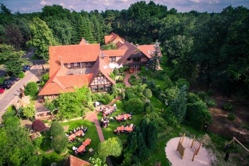 una vista aérea de una casa grande con jardín en Waldgasthof Röckers-Ferienwohnung Hahnenkrai, en Meppen