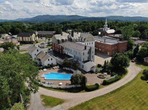 an aerial view of a large building with a pool at The Brandon Inn in Brandon