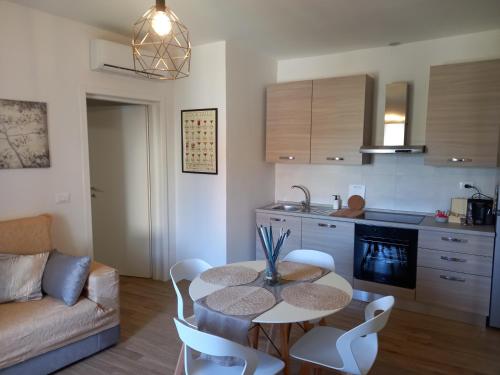een keuken en een woonkamer met een tafel en stoelen bij Casa Divina in Figline Valdarno