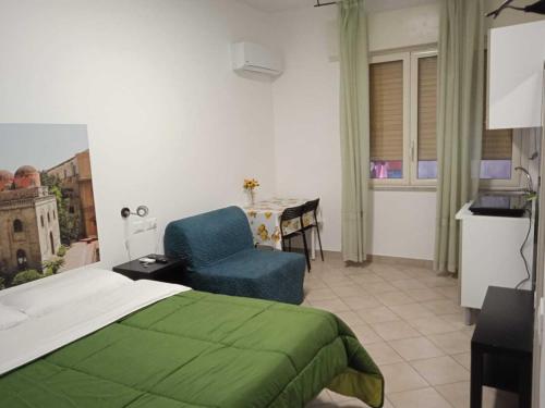 パレルモにあるInto Palermo B&Bのベッドルーム1室(ベッド1台、椅子、テーブル付)