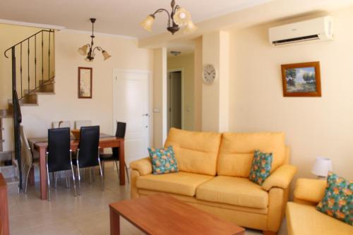 salon z kanapą i stołem w obiekcie 3 bedroom duplex apartment san cayetano w mieście San Javier