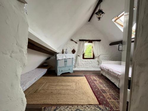 Habitación en el ático con 2 camas y ventana en Idyllic Rural peaceful Cottage, en Gorron