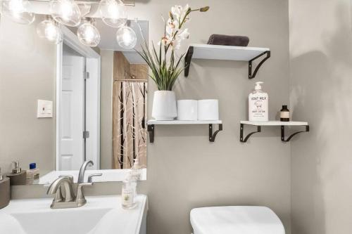 bagno con lavandino, servizi igienici e specchio di Elegant 1-BR Apartment a Silver Spring