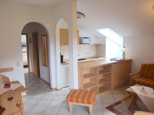 eine Küche und ein Wohnzimmer mit einem Sofa und einem Tisch in der Unterkunft Schönbrunn holiday home in Bayrischzell in Bayrischzell