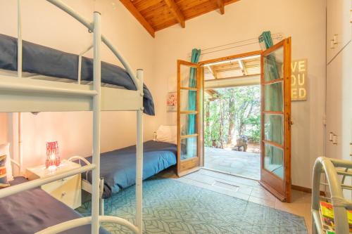 een kamer met een stapelbed en een deur naar een deur bij Iliachtida House in Sounio
