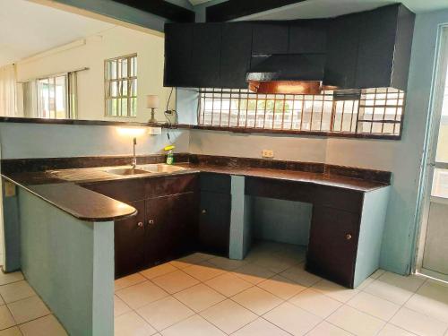 A cozinha ou cozinha compacta de Cozy Cottage with Spacious Kitchen in Bulacan