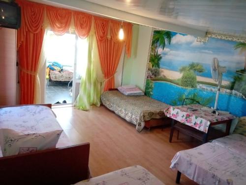 um quarto com duas camas e um quadro na parede em Мансарда с террасою, вид на море em Fontanka