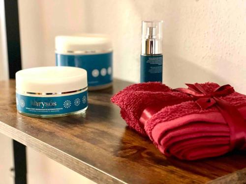 un bancone con due bottiglie di crema idratante e un asciugamano rosso di Casa mare Golfo di Cagliari a Su Forti