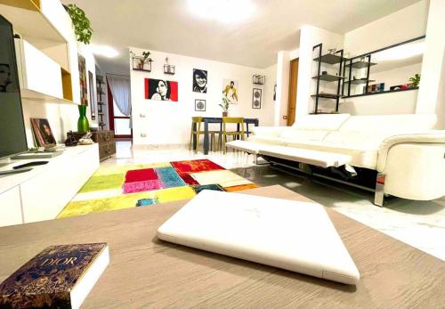 un soggiorno con un divano e un tavolo di Casa mare Golfo di Cagliari a Su Forti