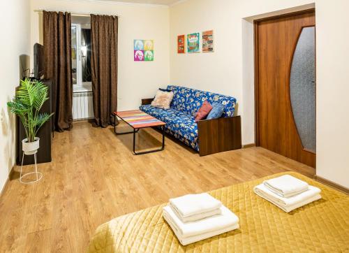 - un salon avec un canapé et une table dans l'établissement Rainbow apartment near Rynok sq, à Lviv