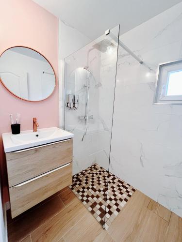 een badkamer met een wastafel en een douche bij Happy House in Torcenay