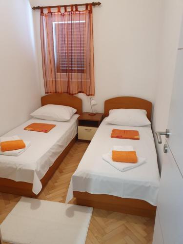 Ένα ή περισσότερα κρεβάτια σε δωμάτιο στο Apartmani Kunteja
