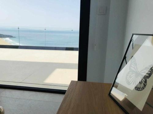 Vue générale sur la mer ou vue sur la mer prise depuis la maison d'hôtes