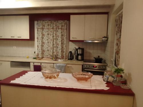 a kitchen with two bowls on top of a counter at Eloise in Agriovótanon