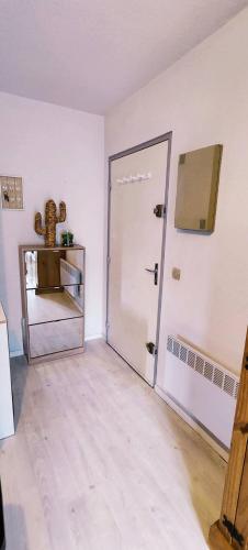 une pièce vide avec une porte au milieu d'une pièce dans l'établissement L'Estiu Bleu - T2 Proche Plage, à Argelès-sur-Mer