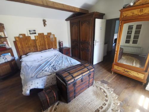 une chambre avec un lit, une commode et un miroir dans l'établissement Loue maison de village à Hyères/ les Borrels, à Hyères