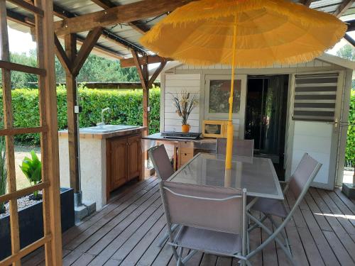 Balkón nebo terasa v ubytování Mobil home sur grand terrain clôturé et arboré