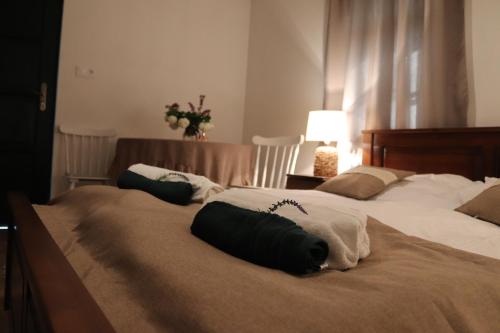two beds sitting next to each other in a bedroom at Zöld Tanya Vendégház és Rendezvényközpont in Kiskunmajsa