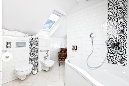 łazienka z wanną, toaletą i umywalką w obiekcie Constantia by Grape Hotel we Wrocławiu