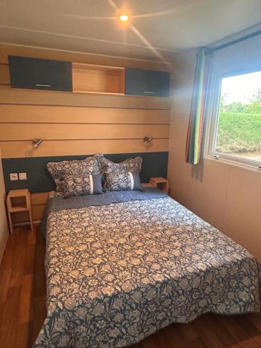 阿格德的住宿－Camping Sept Fonts Agde，一间卧室设有一张床和一个窗口