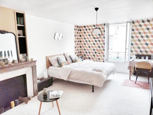 Ένα ή περισσότερα κρεβάτια σε δωμάτιο στο ROOMS HOME CSM Suites privées 1 ou 2 chambres en cœur de ville entre Paris et Reims 40 mn Disneyland Paris
