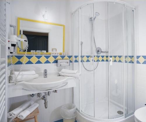 uma casa de banho com um chuveiro e um lavatório. em Gasthof zum Greif em Leoben