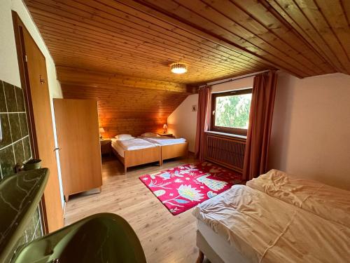 Cette petite chambre comprend 2 lits et une fenêtre. dans l'établissement Private Spacious Villa near Winterberg and Willingen 14 Guests HUGE GARDEN Free Parking for Multiple Cars, à Olsberg