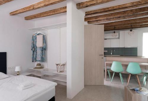een kamer met een bed en twee groene stoelen bij Labum accommodation in Izola