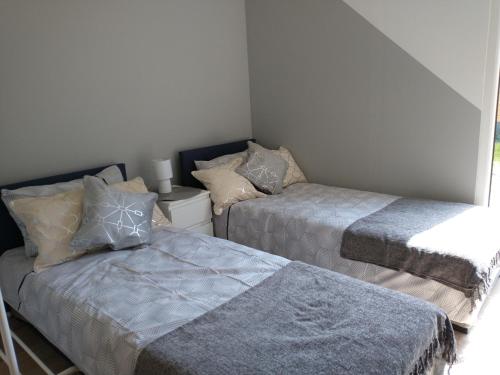 1 dormitorio con 2 camas y una falda en Kwiat Jabłonki, en Wikno