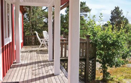 Taman di luar Gorgeous Home In Ljungskile With Wifi