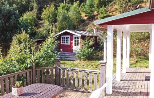 Taman di luar Gorgeous Home In Ljungskile With Wifi