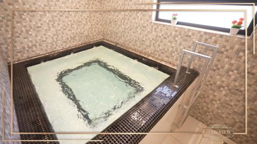 埃爾比勒的住宿－埃爾比勒景觀酒店，浴室里有一个大池水