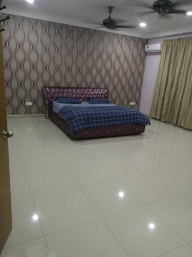 een slaapkamer met een bed in het midden van een verdieping bij Livin Hub @ Bandar Sri Sendayan in Sendayan Village