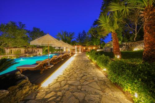 un patio trasero con piscina y un complejo en Nuup Hotel en Marmaris
