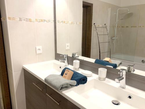 a bathroom with a sink and a mirror at Appartement Moderne à Marseille avec Balcon et Vue sur Jardin in Marseille