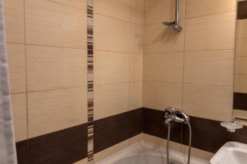 um chuveiro na casa de banho com banheira em Romance Apartment Golden Line for Rent em Golden Sands