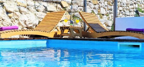 Throne Villa Kambia with heated poolの敷地内または近くにあるプール