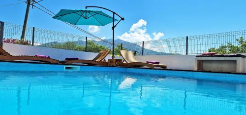 Throne Villa Kambia with heated poolの敷地内または近くにあるプール